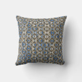 グレー、青、黒の花パターン(の模様が)ある クッション (裏面)