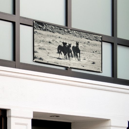 グロメットが付いているユタの旗の野生の馬 横断幕 (ビルの外側)