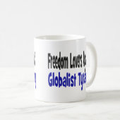 グローバル主義の暴政に反対する自由文字 コーヒーマグカップ (正面右)