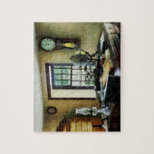 グローブ、本、ランプ ジグソーパズル (縦)