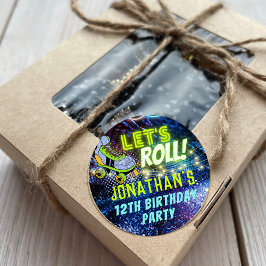 グローロー転がラスケートで滑る少年パーティーの好意 ラウンドシール