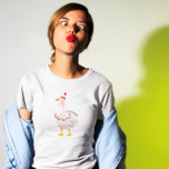 グース間抜け Tシャツ<br><div class="desc">ガチョウおもしろいのイラストレーションとピエロ帽子と襟のラッフルを特徴とするtシャツ。文字は「間抜けグース」と言う。</div>