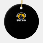 グールズはおもしろいを食べたい – 不気味なかわいいスローガン セラミックオーナメント (正面)