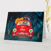 ケアンテリアが運転する車の怖いハロウィン カード (黄色い花)