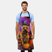 ケアン不気味テリアドッグハロウィンウィッチカボチャ エプロン (着用した状態)