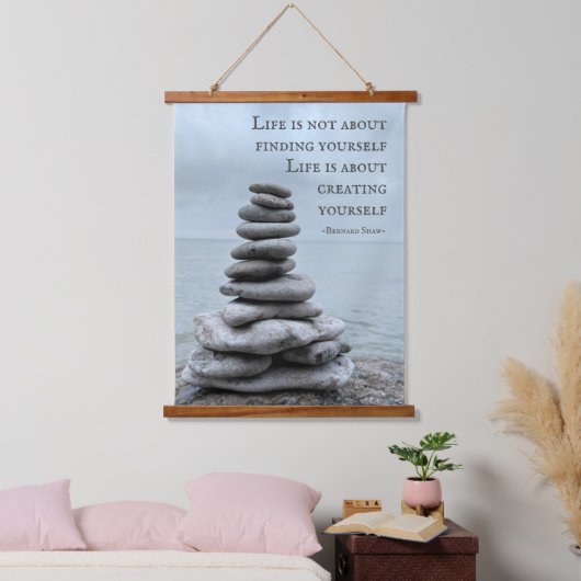 ケアン石写真 |ベルナルドショー引用文 吊り下げ型タペストリー (寝室)