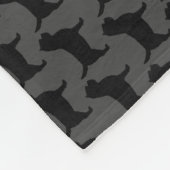 ケアーン・テリアはパターン灰色のシルエットを描きます フリースブランケット (角)