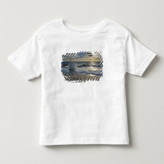 ケイマン諸島、カリブ海。打ち寄せる波 トドラーTシャツ (正面)