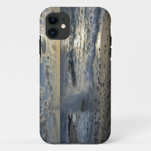 ケイマン諸島、カリブ海。打ち寄せる波 iPhone 11 ケース