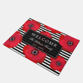 ケシは及び-姓-歓迎を縞で飾ります ドアマット (アングル)