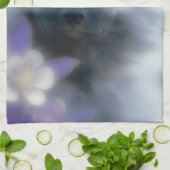 ケシャンドとオダマキ(植物) – 犬の写真 キッチンタオル (折り畳み)
