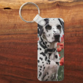 ケシ畑でハンサムなダレメド犬 キーホルダー (正面)