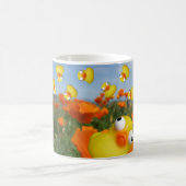 ケシ畑で跳ねるアヒル マグカップ (中央)