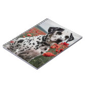 ケシ畑に眠っているハンサムなダレメーションドッグ。 ノートブック (左側)