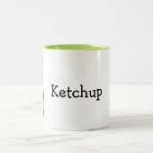 ケチャップボトルのトマトソースのテーブルの香辛料の空想 ツートーンマグカップ (中央)