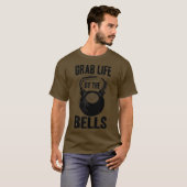 ケッおもしろいトルベルの男たちに命をカッコいい奪われる Tシャツ (正面フル)