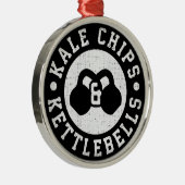ケトルベルとケールチップス – おもしろいノベルティトレーニング メタルオーナメント (右)