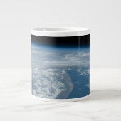 ケニアとソマリアのインディアン海海岸線。 ジャンボコーヒーマグカップ (正面)