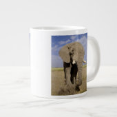 ケニア：アンボセリ国立公園、雄ゾウ ジャンボコーヒーマグカップ (正面右)