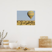 ケニア、マサイマラ。観光客が熱気球に乗る ポスター (キッチン)