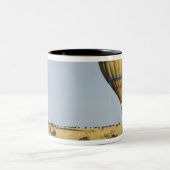 ケニア、マサイ·マラ。観光客は熱気球に乗る ツートーンマグカップ (中央)