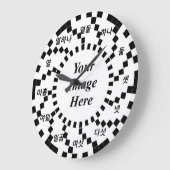 ケネス・ヨンチッチによる韓国数字スパイラルウェーブ ラージ壁時計 (傾斜)