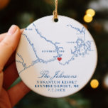 ケネバンクポートメイン結婚マップの写真クリスマス セラミックオーナメント<br><div class="desc">ネイビー・ブルー・ケネブンクポートパーソナライズされたマップの記念クリスマス装飾品で結婚あなたの特別な日を記念する。メイン州ケネエレガントバンクポートの地図を取り上げ、このオーナメントは完璧な沿岸の記念碑である。大切な休日の記念結婚品を作るために背中に自分の写真でパーソナライズ。ザ・コロニー結婚したホテル、ザ・ノナトゥムリゾート、隠れた池、防波堤のイン&スパ、ホワイト・バーンイン&スパのカップルに最適。沿岸地図デザインによるアートワーク</div>