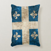 ケベックのヴィンテージの老化させ、傷付けられた旗 アクセントクッション (正面(垂直))