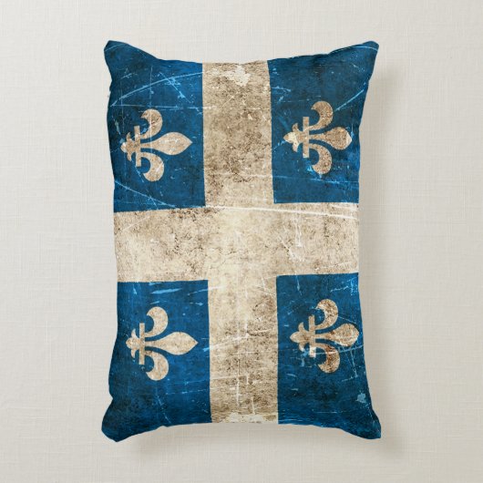 ケベックのヴィンテージの老化させ、傷付けられた旗 アクセントクッション (正面(垂直))