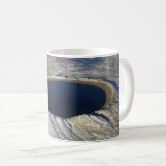 ケベック、カナダの航空鼠径部クレーター。 コーヒーマグカップ (正面右)