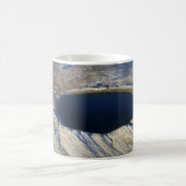 ケベック、カナダの航空鼠径部クレーター。 コーヒーマグカップ (中央)