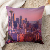 ケリー公園からのシアトルのスカイラインの後ろの日没 クッション (ブランケット)