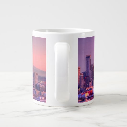 ケリー公園からのシアトルのスカイラインの後ろの日没 ジャンボコーヒーマグカップ (裏面)