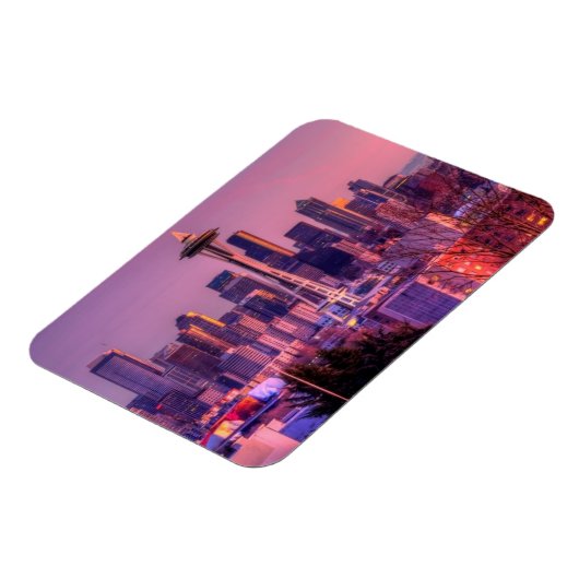 ケリー公園からシアトルのスカイラインの後ろの日没。 マグネット (左側)