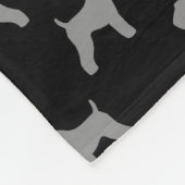 ケリー青テリアはパターンのシルエットを描きます フリースブランケット (角)