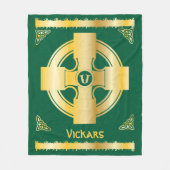 ケルト十字と結び目の文字Vモノグラムと名前 フリースブランケット (正面)