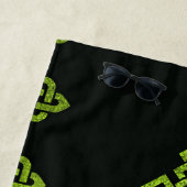 ケルト族の装飾を持つアイルランドのシャムロックの4葉のクローバー ビーチタオル (インサイチュ)