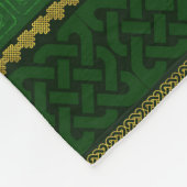 ケルト結び目模様の装飾的な金ゴールドおよび緑パターン フリースブランケット (角)
