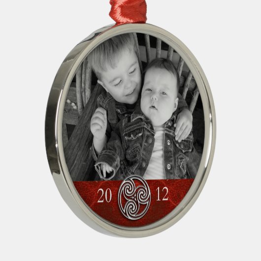 ケルト結び目模様のTriskelionの赤いクリスマスの写真Ornam メタルオーナメント (右)