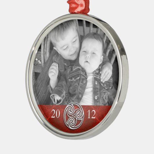 ケルト結び目模様のTriskelionの赤いクリスマスの写真Ornam メタルオーナメント (左)