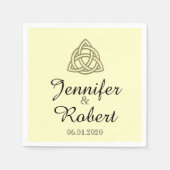 ケルト結び目模様イン金ゴールドとアイボリー結婚ズナプキン スタンダードカクテルナプキン (正面)