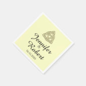 ケルト結び目模様イン金ゴールドとアイボリー結婚ズナプキン スタンダードカクテルナプキン (角)