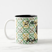 ケルト結び目模様パーソナライズされたデザイン文字とイメージ。 ツートーンマグカップ (左)