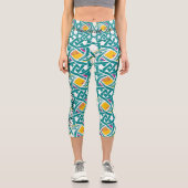 ケルト結び目模様振動 – 緑、ピンク、黄色 カプリレギンス (正面)