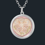 ケルビエンジェルハート シルバープレートネックレス<br><div class="desc">ArtMuvzイラストレーションによるCherub Angelネックレス、Tシャツ、Angelギフト。お母魅力的さん、パパ、子供、ベビーの天使Tシャツ。Cherub Angelの誕生日とクリスマスのギフトかわいらし、トートバッグ、マグカップ、天使のギフトは自然の宗教的または世俗的であり、すべての予算のために見つけることができる。エンジェルギフトは私たちすべてが愛され気にて、常に希望があることを思い出させる事です。「このデザインを編集クリック」でパーソナライズするには、文字テンプレートを使用して名前を追加するか、文字を追加する。おカスタマイズ客様のユニークな作り方や贈り物として与えこのエンジェルパーソナライズされたネックレス</div>