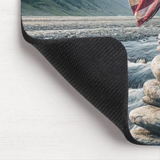 ケルンにアメリカ国旗を掲げたハゲのワシ マウスパッド (コーナー)