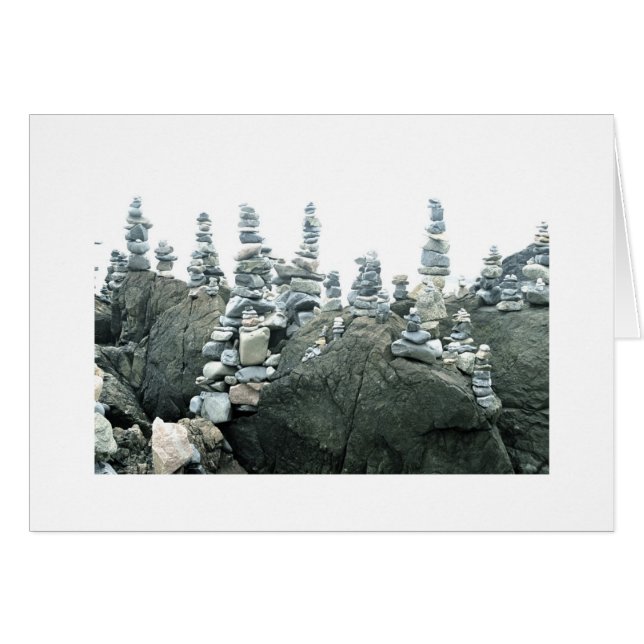 ケルン(小さい石造りの彫刻) (正面横)