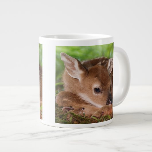 ケンタッキー州の2日間の古い白尾の鹿ベビー。 ジャンボコーヒーマグカップ (正面右)