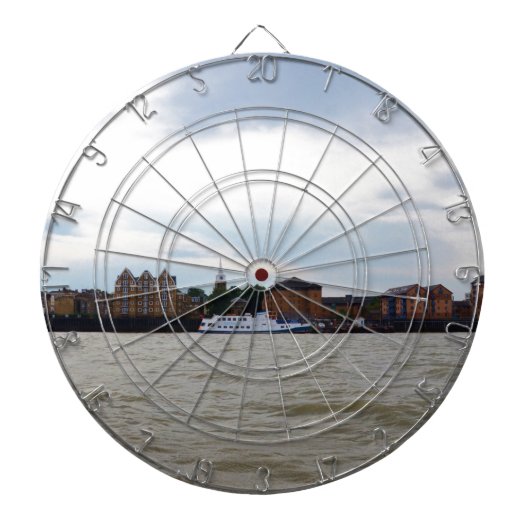 ケントのグレーブゼンド。 ダーツボード (正面)