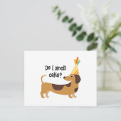 ケーキおもしろい誕生日犬の匂いを嗅ぐ ポストカード (スタンド正面)